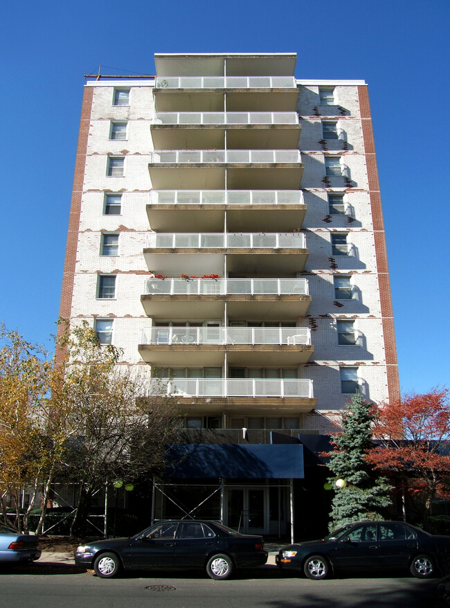 Crosswinds Condominiums in Stamford, CT - Building Photo - Building Photo