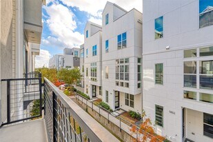 5838 E Post Oak Ln in Houston, TX - Building Photo