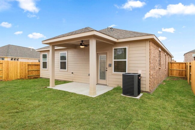 1010 Whispering Winds Dr in Beasley, TX - Building Photo - Building Photo