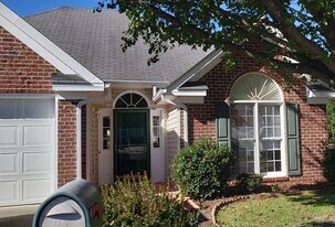 2028 Old Charleston Cir in Laurinburg, NC - Building Photo