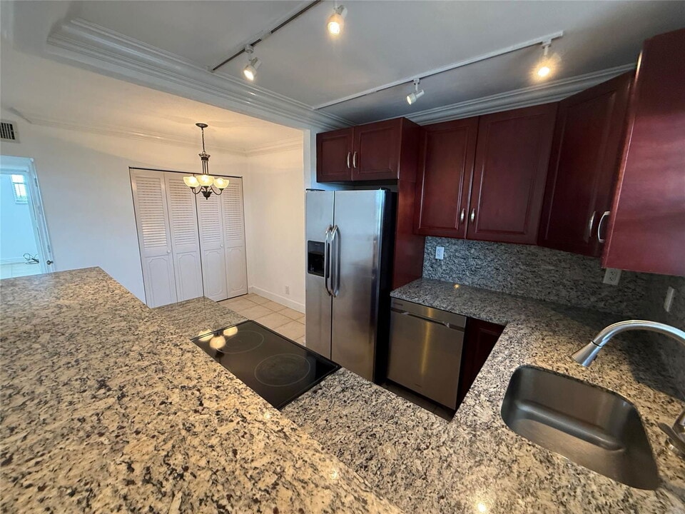 2400 NE 10th St in Pompano Beach, FL - Building Photo