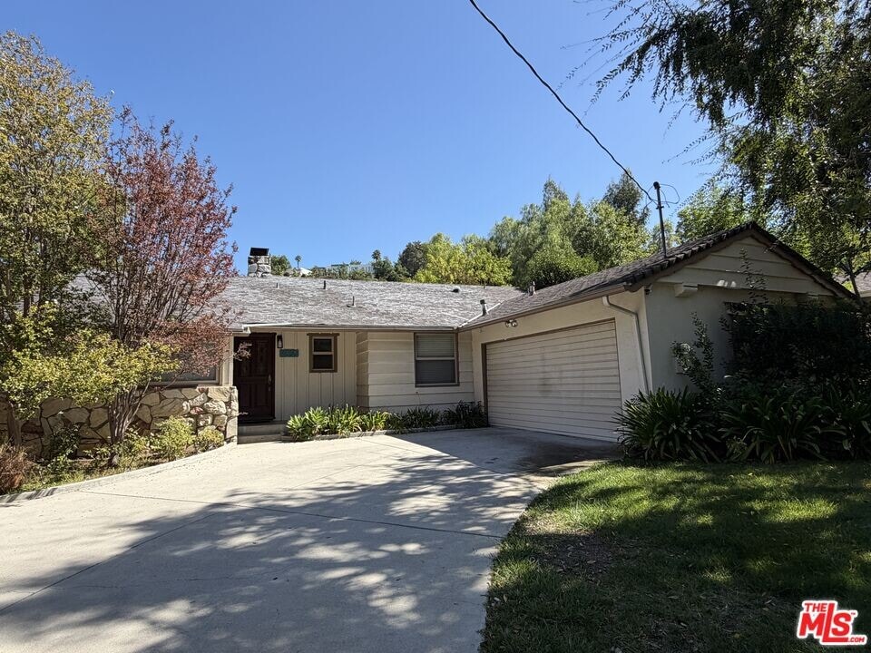 4850 Excelente Dr in Los Angeles, CA - Building Photo