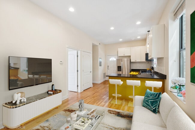 2329 N Oakley Ave, Unit 3e in Chicago, IL - Building Photo - Building Photo