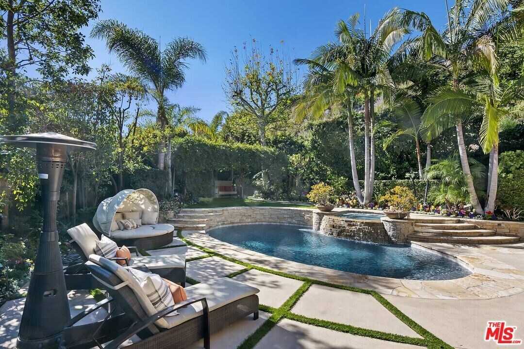 1357 Miller Dr in Los Angeles, CA - Building Photo