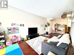 8 Townwood Dr in Richmond Hill, ON - Building Photo - Building Photo