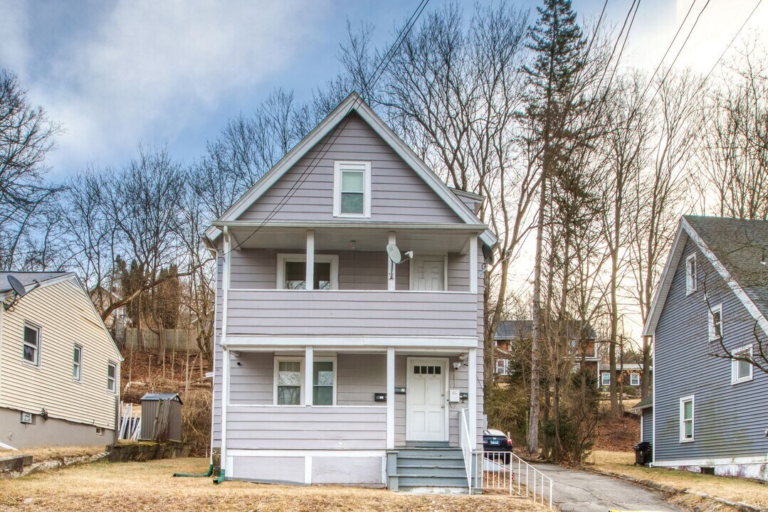 30 Terrace Ave in Waterbury, CT - Building Photo