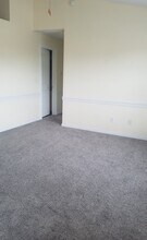 Sugar Creek Apartments in New Palestine, IN - Foto de edificio - Building Photo