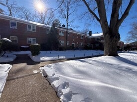 25 Dolphin Green in Port Washington, NY - Building Photo