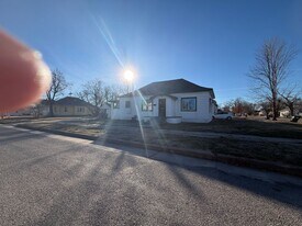 29 W 16th Ave in Hutchinson, KS - Building Photo