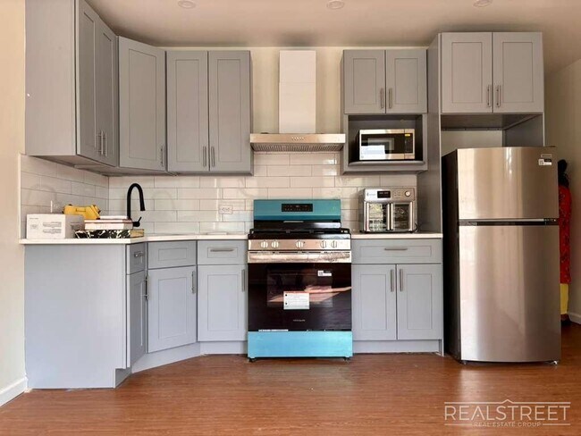 Sun-Filled 2 Bed / 2 Bath w/ King Primary, Walk-In Closet – Steps from Gates J, Unit 2 in Brooklyn, NY - Building Photo - Building Photo