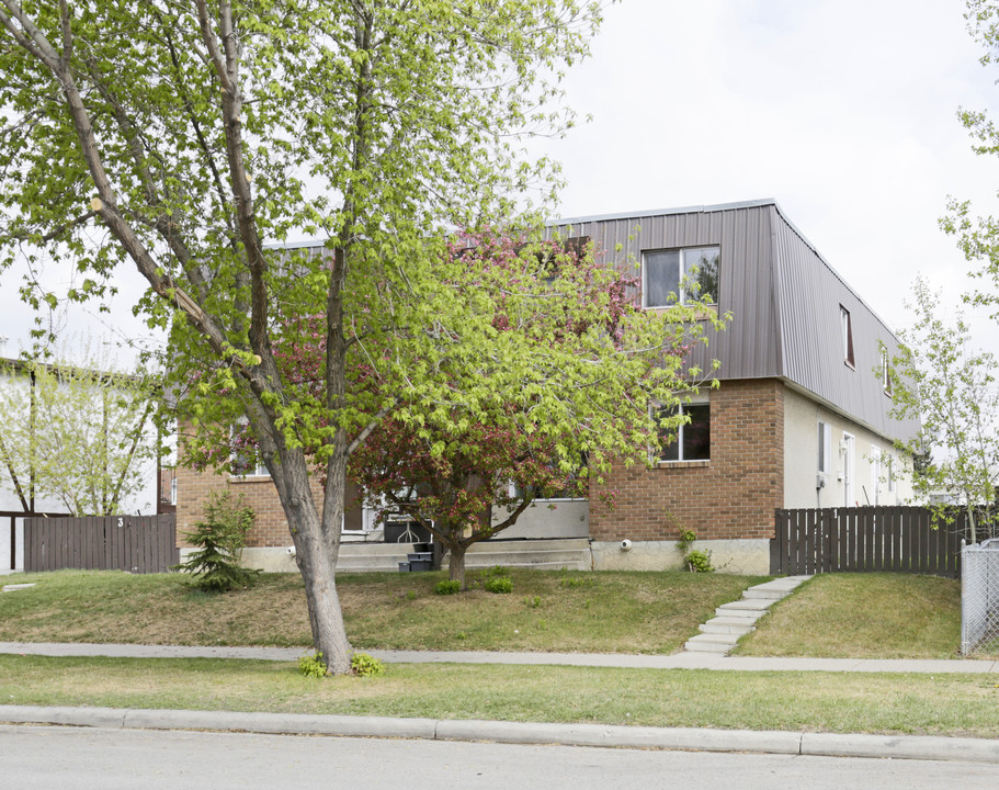 408 72nd Ave NE in Calgary, AB - Building Photo