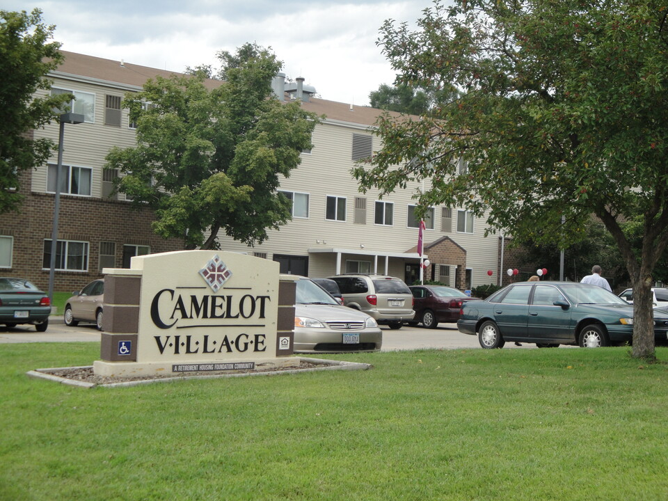 Camelot Village - Affordable Senior Housing in Council Bluffs, IA - Foto de edificio