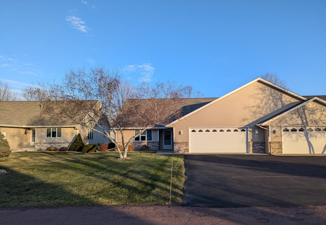 1567 Mourning Dove Path in Mankato, MN - Foto de edificio