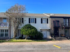 16 Rock Creek Dr in Corpus Christi, TX - Building Photo