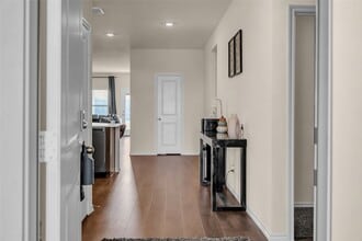 1924 Willow Crk Rd in Lancaster, TX - Foto de edificio - Building Photo