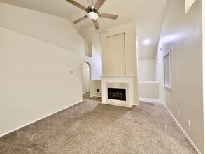 5225 Jean Rd in Lake Oswego, OR - Foto de edificio - Building Photo