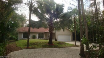 5240 Cherry Wood Dr in Naples, FL - Building Photo