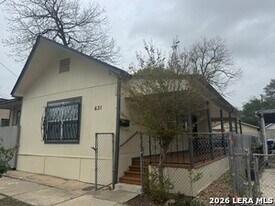 631 E Mistletoe in San Antonio, TX - Building Photo
