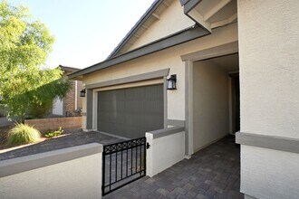 340 Cadence Vista Dr in Henderson, NV - Building Photo - Building Photo