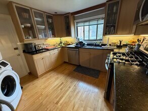 9 Reservoir Rd, Unit 1 in Chestnut Hill, MA - Building Photo - Building Photo