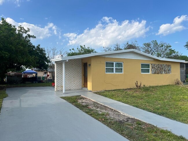 5721 SW 38th St in Davie, FL - Building Photo - Building Photo
