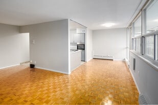 30 Speers Road Apartments in Oakville, ON - Building Photo