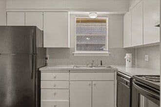 Crossings at Clairemont in Tulsa, OK - Building Photo - Building Photo