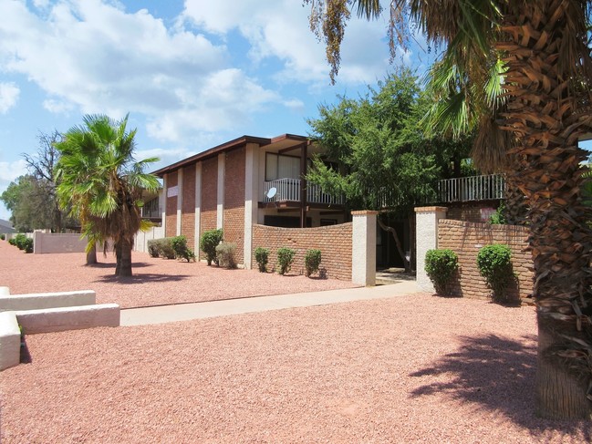 Twelve Palms Apartments in Phoenix, AZ - Foto de edificio - Building Photo