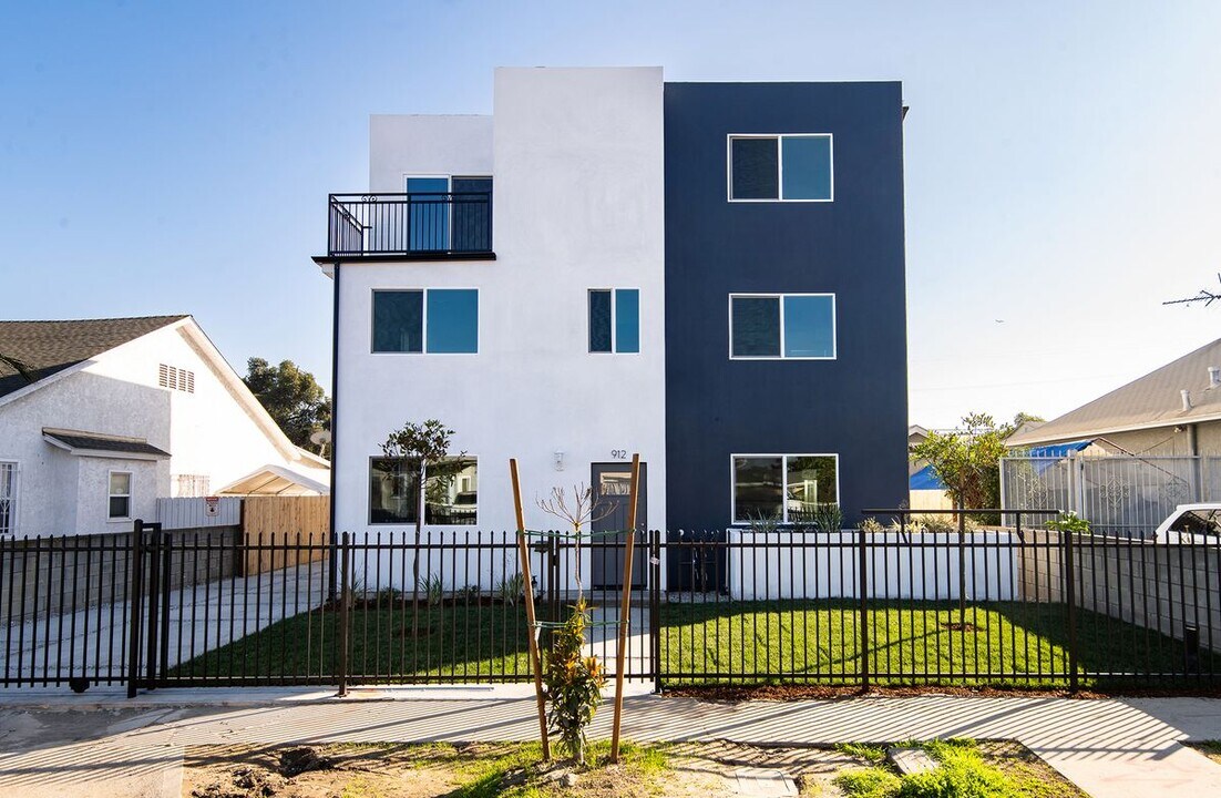 912 56th St in Los Angeles, CA - Building Photo