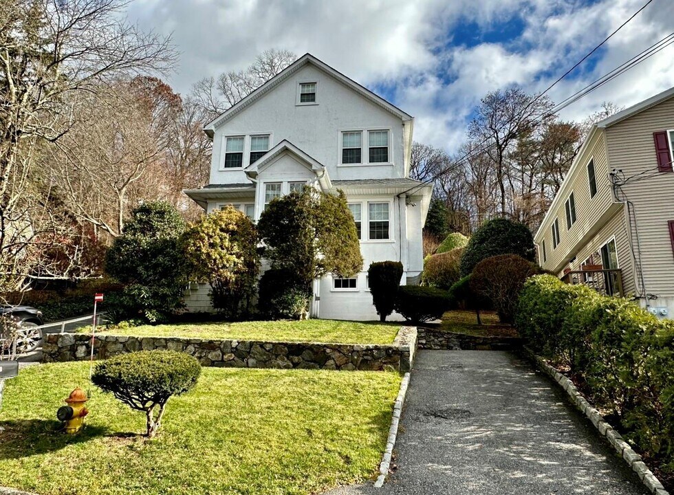 128 Nethermont Ave in White Plains, NY - Building Photo
