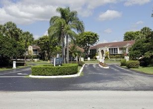 Village of Doral Place in Miami, FL - Building Photo - Building Photo