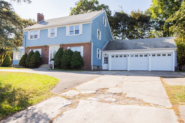 1165 W Boylston St in Worcester, MA - Foto de edificio - Building Photo