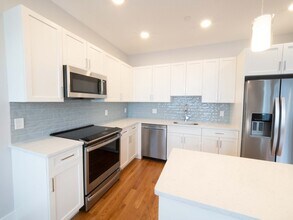 142 Coolidge St in Brookline, MA - Building Photo - Building Photo