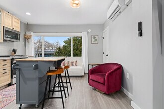 2644 33rd St, Unit B in Sacramento, CA - Building Photo - Building Photo