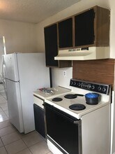 210 NE 35th Ct in Oakland Park, FL - Building Photo - Building Photo