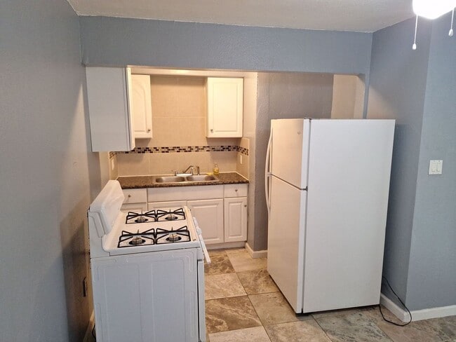 2416 Kentucky St in Bakersfield, CA - Building Photo - Building Photo