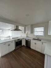 12001 64th Ave S, Unit A in Seattle, WA - Foto de edificio - Building Photo