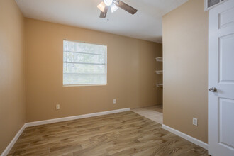 Rosewood Apartments in Conroe, TX - Building Photo - Interior Photo