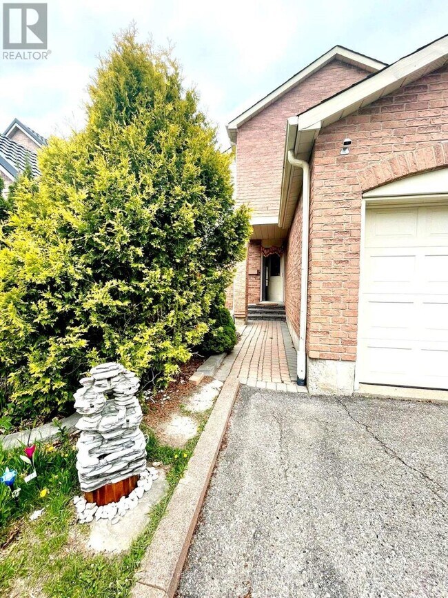 7275 Corrine Crescent in Mississauga, ON - Building Photo - Building Photo