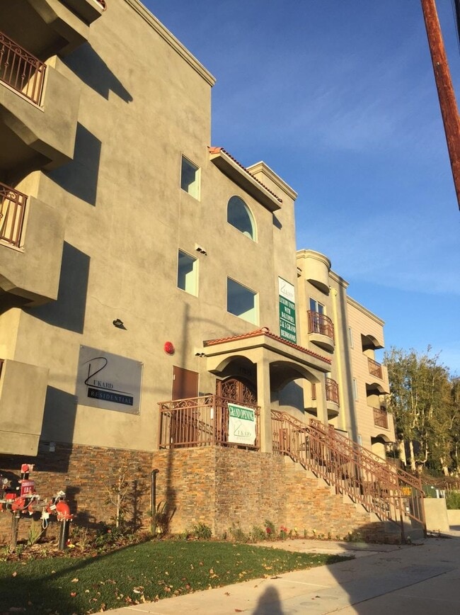 17825 Devonshire St, Unit 106 in Northridge, CA - Building Photo - Building Photo