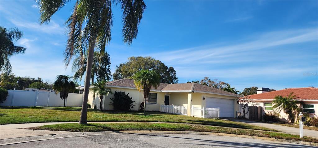 9408 Anne Ct in Seminole, FL - Building Photo