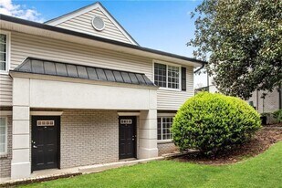 6940 Roswell Rd NE in Sandy Springs, GA - Building Photo
