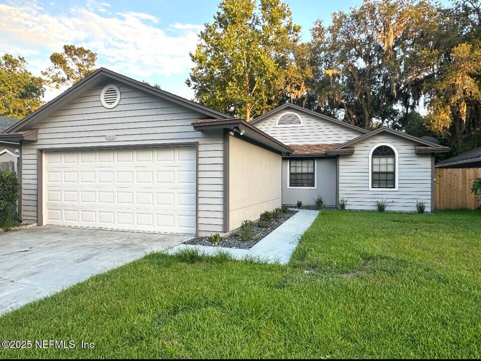 4364 Lake Woodbourne Dr S in Jacksonville, FL - Building Photo