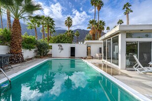 866 N Topaz Cir in Palm Springs, CA - Building Photo