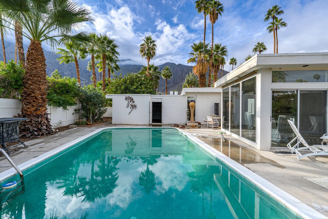 866 N Topaz Cir in Palm Springs, CA - Building Photo