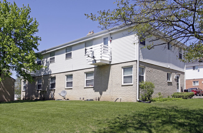 Hillcrest Apartments in Waukesha, WI - Building Photo - Building Photo