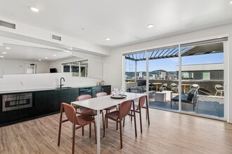 Analog PDX in Portland, OR - Foto de edificio - Building Photo