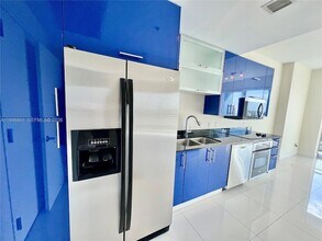 60 SW 13th St, Unit 1611 in Miami, FL - Foto de edificio - Building Photo