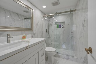 371 S Hollybrook Dr in Pembroke Pines, FL - Building Photo - Building Photo