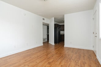 Hollywood/Shawnee Apartments in Atlanta, GA - Building Photo - Interior Photo